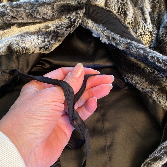 Tahari Black and Gray Faux Fur Vest - Picture 4 of 10